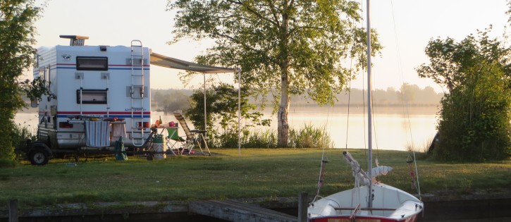 kampeerplaats aan het water